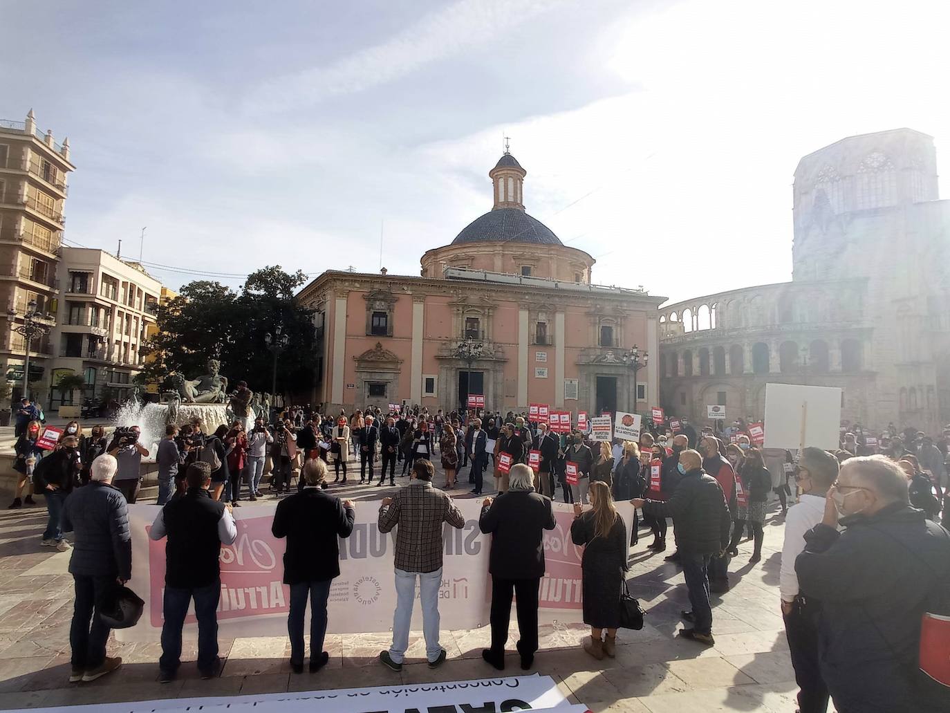 La hostelería se ha movilizado en Valencia para reivindicar de un plan de ayudas para la supervivencia del sector.