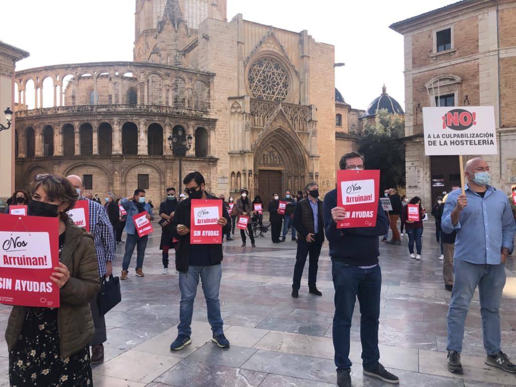 La hostelería se ha movilizado en Valencia para reivindicar de un plan de ayudas para la supervivencia del sector.