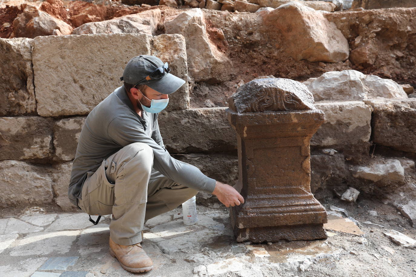 En la excavación se descubrió una piedra tallada con dos figuras con cuernos y brazos extendidos en una edificación que, según los arqueólogos, «probablemente fuese un fuerte a cargo de los Geshuritas, que gobernaban en el Golán Sur y Central, y mantuvieron relaciones diplomáticas con el rey David y la dinastía davídica«.