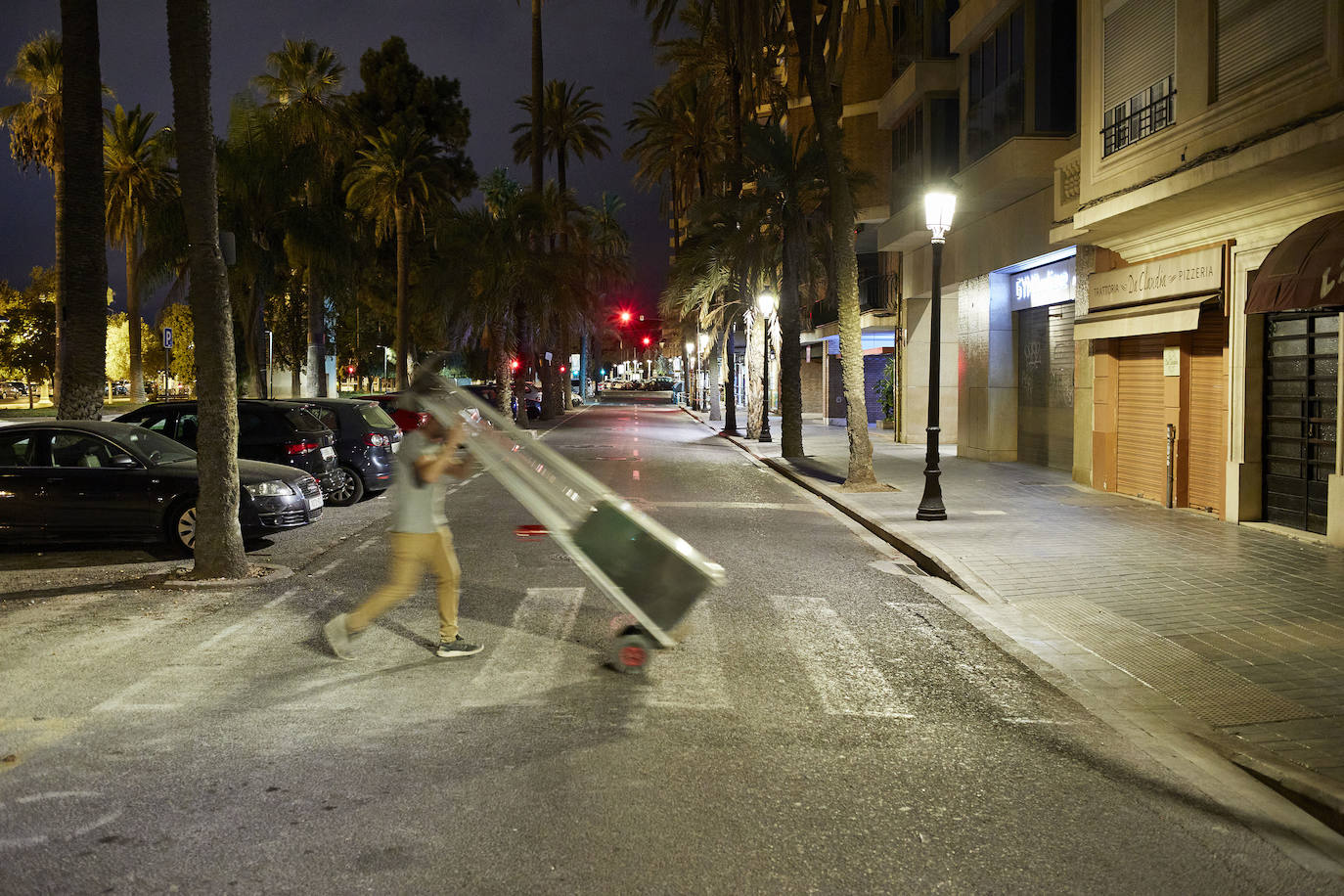 Tras el toque de queda, las calles de Valencia se vacían y reina el silencio. Los únicos testigos, los trabajadores nocturnos que antienen en marcha los servicios pese al escaso trabajo para conductores y la caída de ventas en farmacias y gasolineras. 