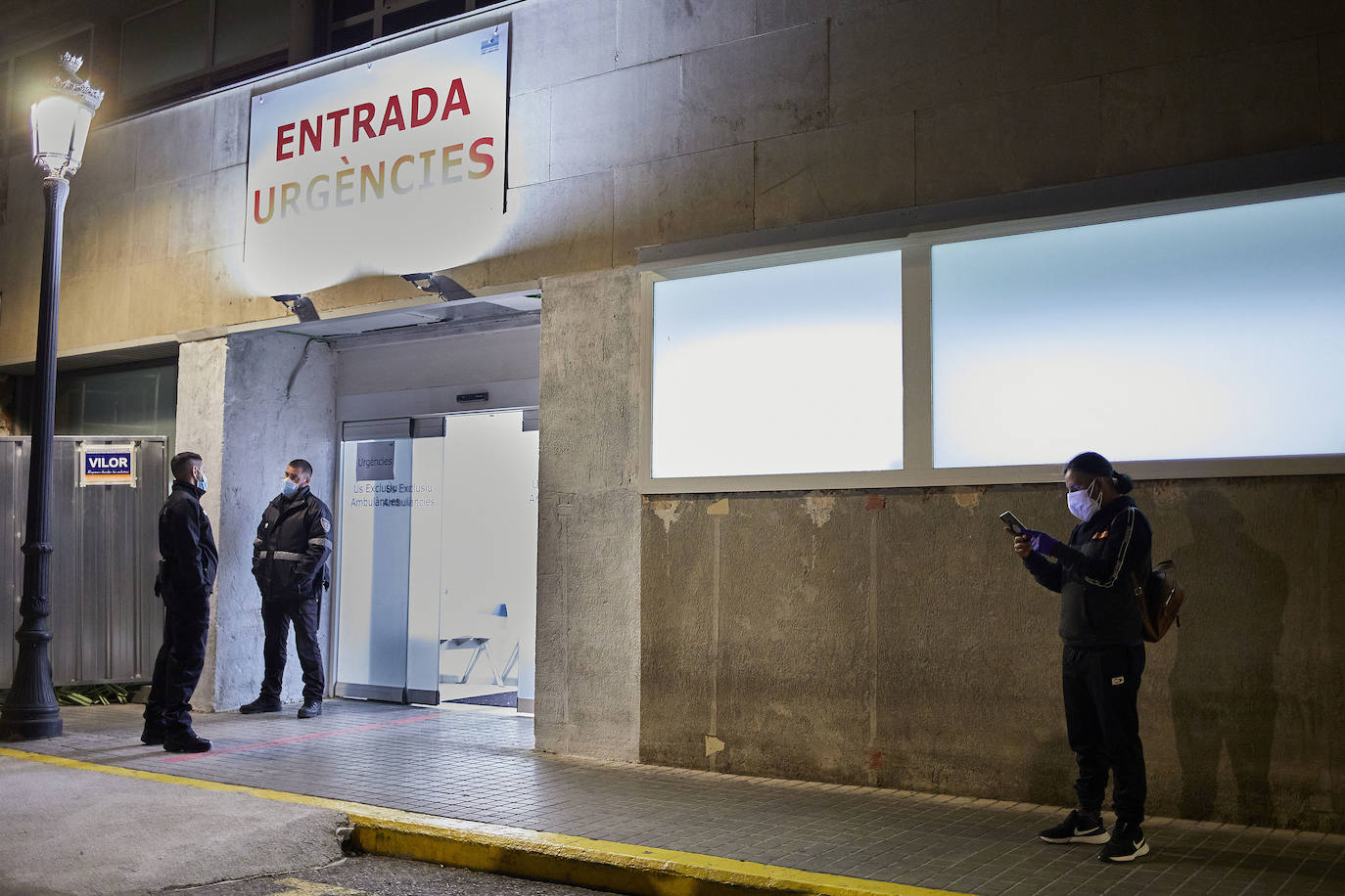 Tras el toque de queda, las calles de Valencia se vacían y reina el silencio. Los únicos testigos, los trabajadores nocturnos que antienen en marcha los servicios pese al escaso trabajo para conductores y la caída de ventas en farmacias y gasolineras. 