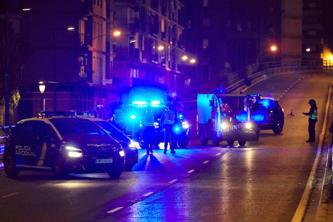 Tras el toque de queda, las calles de Valencia se vacían y reina el silencio. Los únicos testigos, los trabajadores nocturnos que antienen en marcha los servicios pese al escaso trabajo para conductores y la caída de ventas en farmacias y gasolineras. 