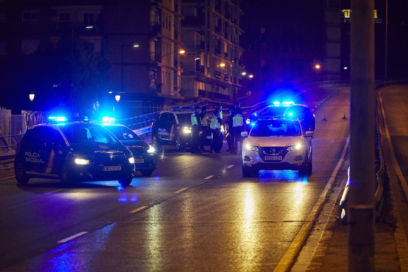 Tras el toque de queda, las calles de Valencia se vacían y reina el silencio. Los únicos testigos, los trabajadores nocturnos que antienen en marcha los servicios pese al escaso trabajo para conductores y la caída de ventas en farmacias y gasolineras. 