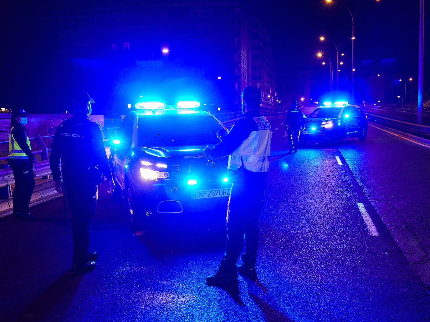 Tras el toque de queda, las calles de Valencia se vacían y reina el silencio. Los únicos testigos, los trabajadores nocturnos que antienen en marcha los servicios pese al escaso trabajo para conductores y la caída de ventas en farmacias y gasolineras. 