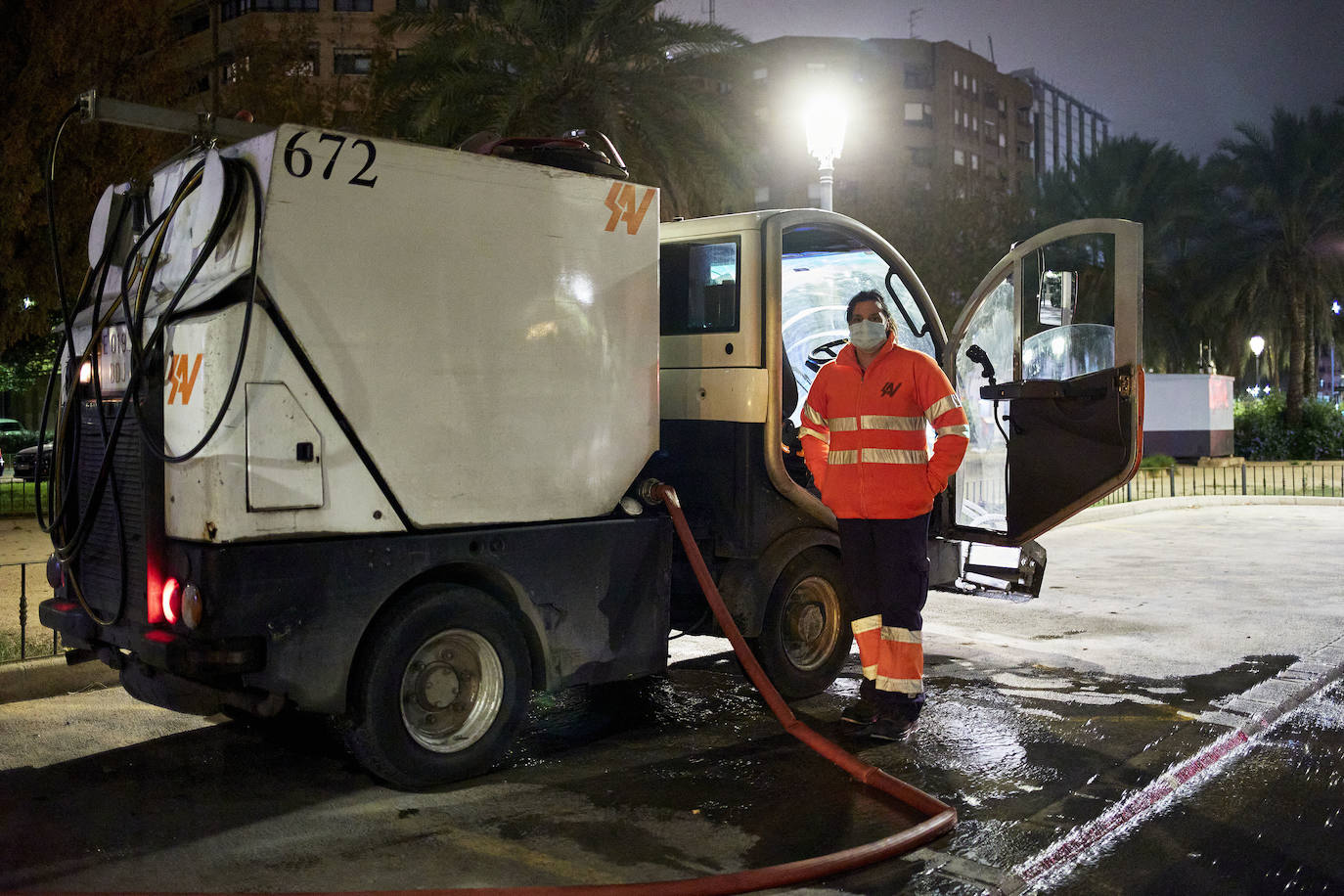 Tras el toque de queda, las calles de Valencia se vacían y reina el silencio. Los únicos testigos, los trabajadores nocturnos que antienen en marcha los servicios pese al escaso trabajo para conductores y la caída de ventas en farmacias y gasolineras. 