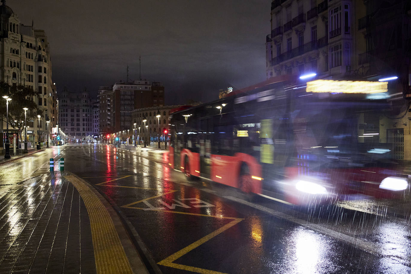 Tras el toque de queda, las calles de Valencia se vacían y reina el silencio. Los únicos testigos, los trabajadores nocturnos que antienen en marcha los servicios pese al escaso trabajo para conductores y la caída de ventas en farmacias y gasolineras. 