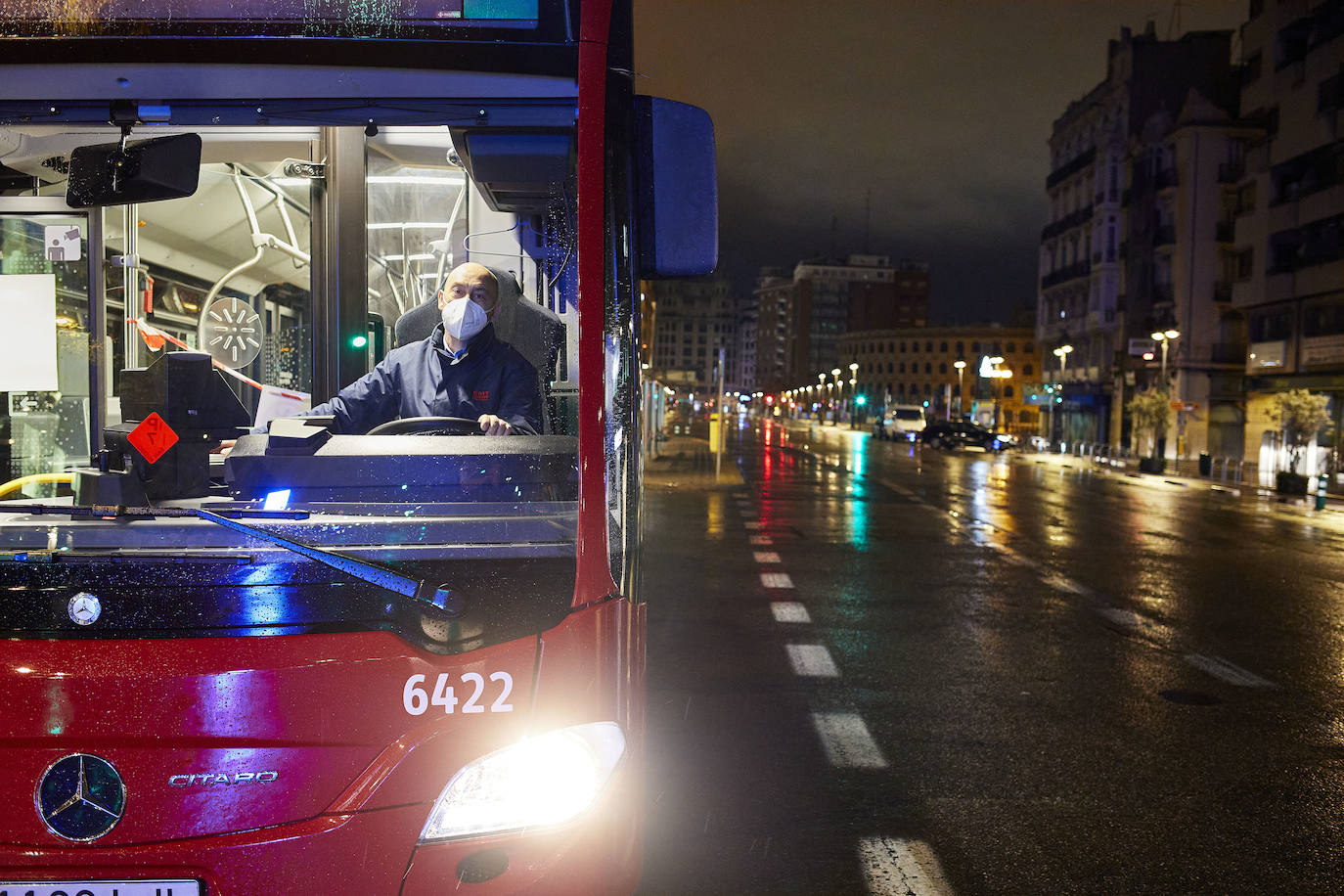 Tras el toque de queda, las calles de Valencia se vacían y reina el silencio. Los únicos testigos, los trabajadores nocturnos que antienen en marcha los servicios pese al escaso trabajo para conductores y la caída de ventas en farmacias y gasolineras. 