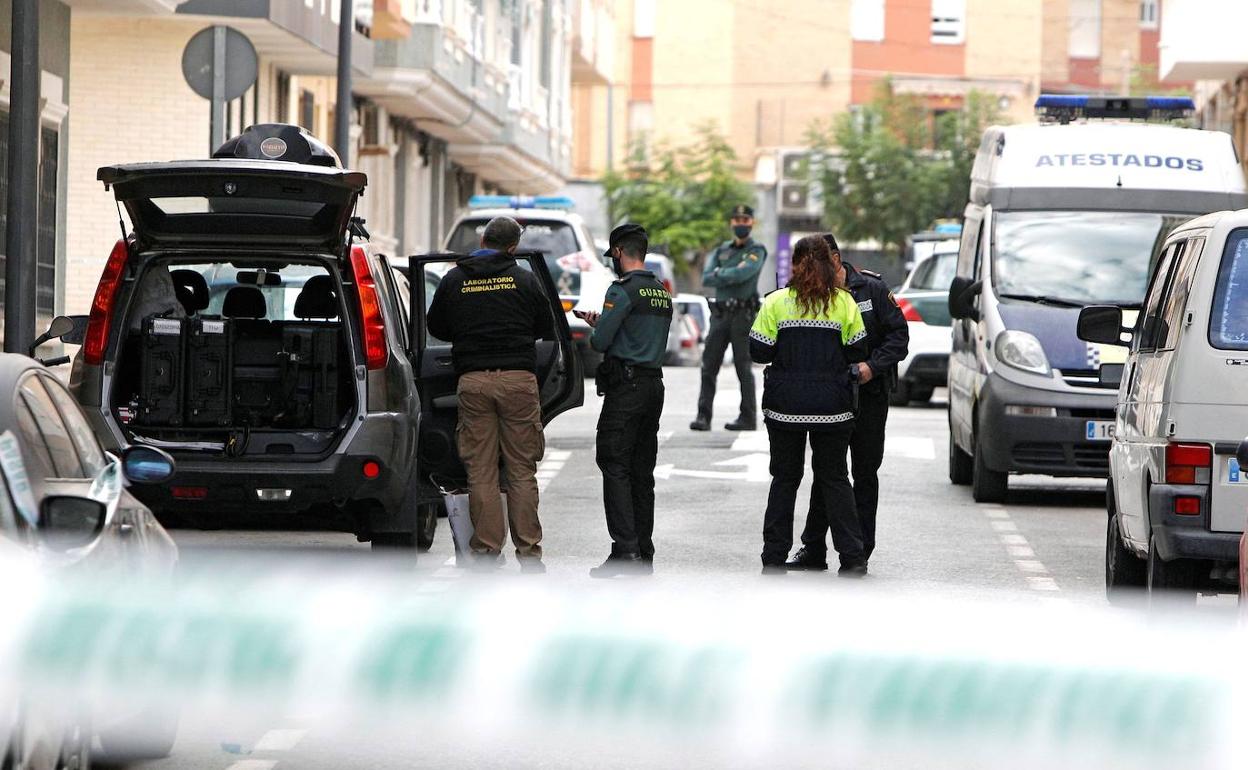 La Guardia Civil investiga las causas de la brutal agresión a la joven colombiana en El Campello. 