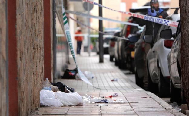 Restos que han quedado en la calle tras la brutal agresión a la joven colombiana. 