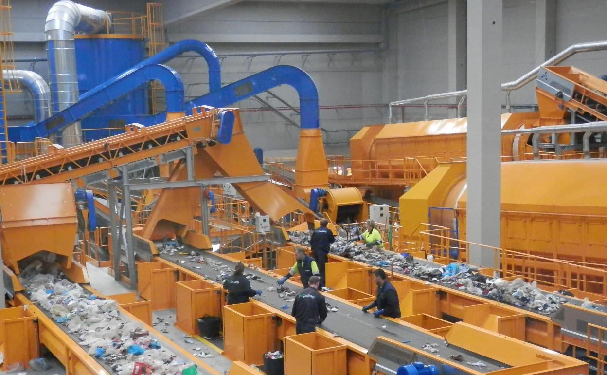 Trabajo en la planta de residuos de Guadassuar. 