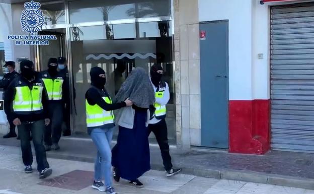 Detención de la joven, el miércoles en Cullera. 