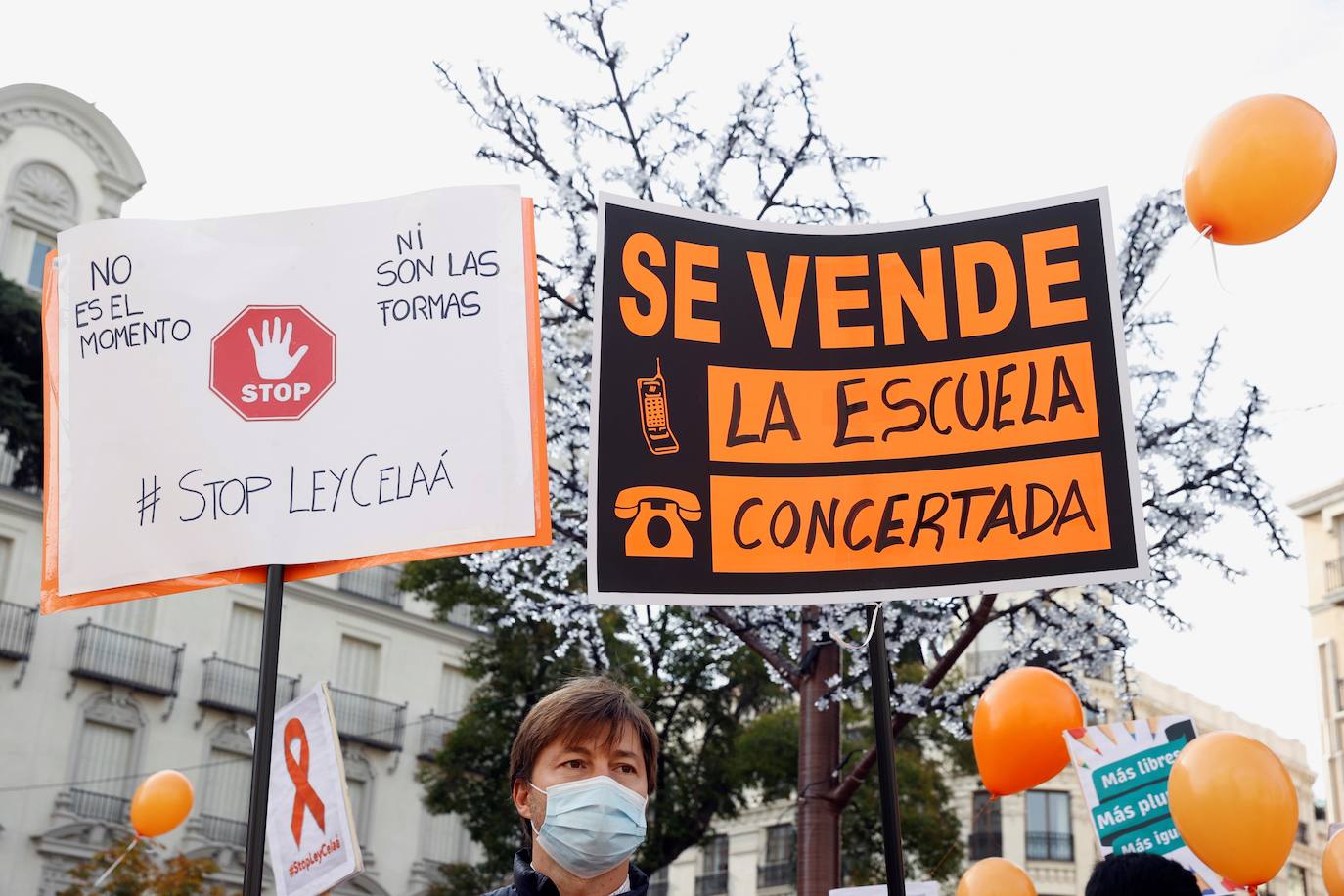 Miembros de la Plataforma Más Plurales se manifiesta en contra de la nueva ley de educación, la llamada ley Celaá, en frente del Congreso este viernes. Los manifestantes consideran que la nueva ley ataca la libertad de las familias la hora de elegir centro.