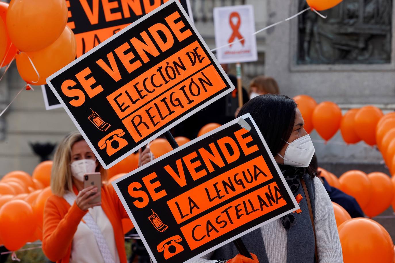 Miembros de la Plataforma Más Plurales se manifiesta en contra de la nueva ley de educación, la llamada ley Celaá, en frente del Congreso este viernes. Los manifestantes consideran que la nueva ley ataca la libertad de las familias la hora de elegir centro.