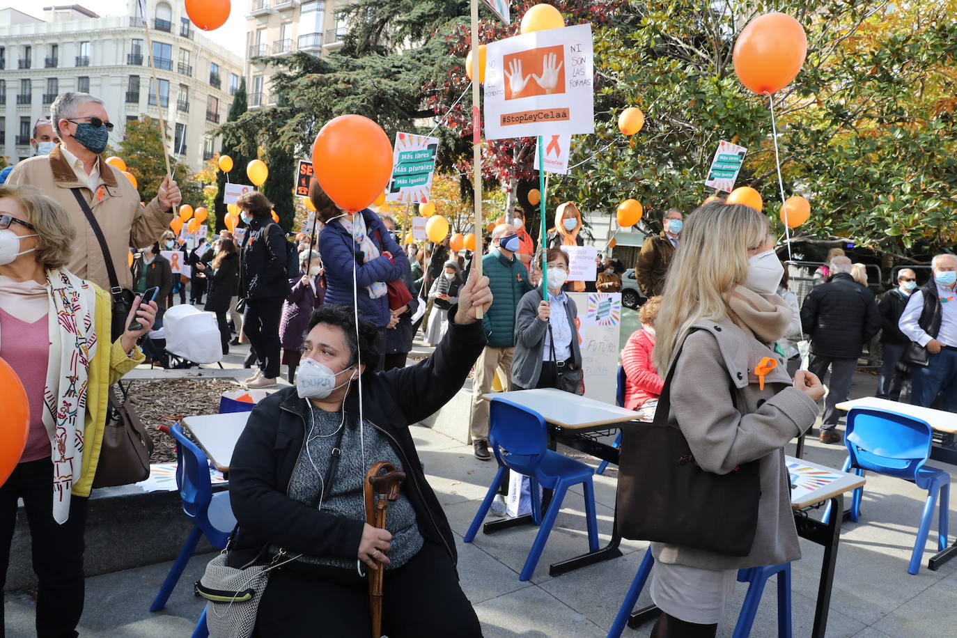 Miembros de la Plataforma Más Plurales se manifiesta en contra de la nueva ley de educación, la llamada ley Celaá, en frente del Congreso este viernes. Los manifestantes consideran que la nueva ley ataca la libertad de las familias la hora de elegir centro.