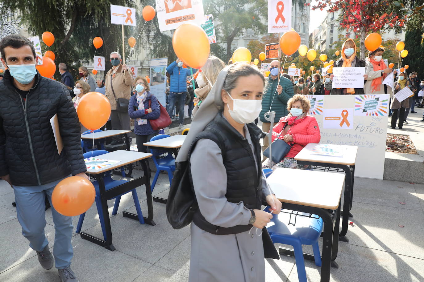 Miembros de la Plataforma Más Plurales se manifiesta en contra de la nueva ley de educación, la llamada ley Celaá, en frente del Congreso este viernes. Los manifestantes consideran que la nueva ley ataca la libertad de las familias la hora de elegir centro.