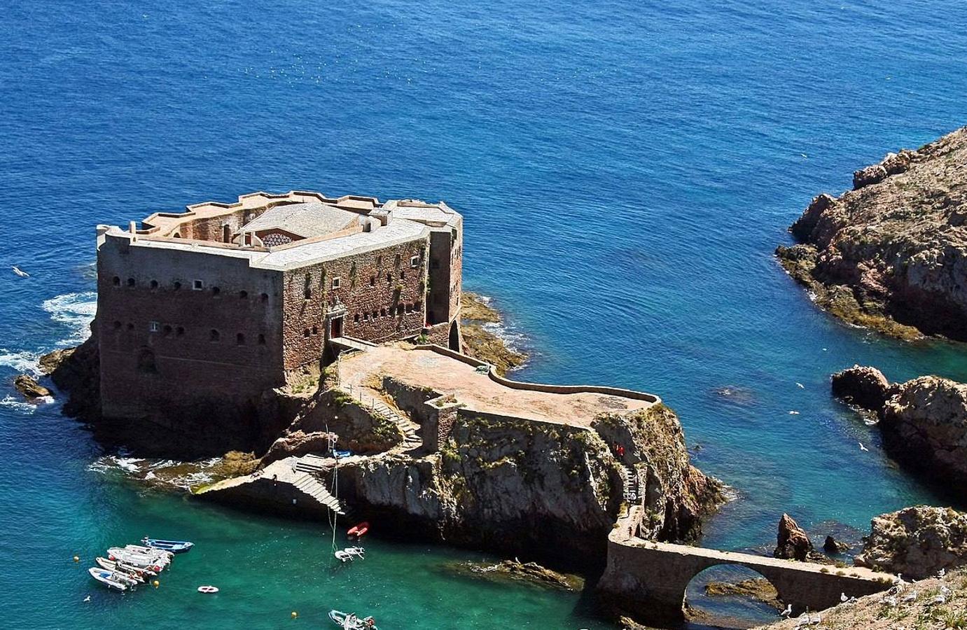 7.- Fortaleza de San João Baptista en la isla de Berlenga ( Portugal) | El archipiélago de las Berlengas es un reducto de naturaleza en estado casi salvaje. Solo la isla de Berlanga tiene habitantes durante todo el año.