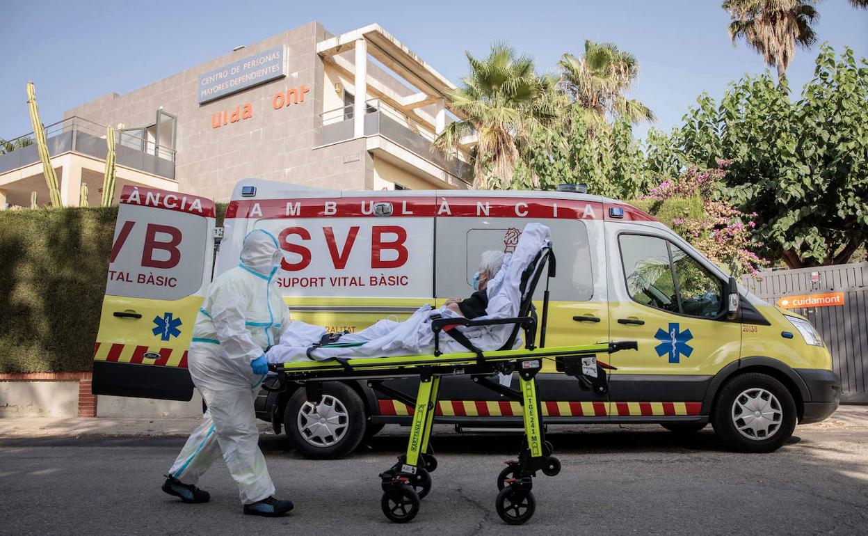 Una ambulancia ante una residencia de mayores valenciana. 