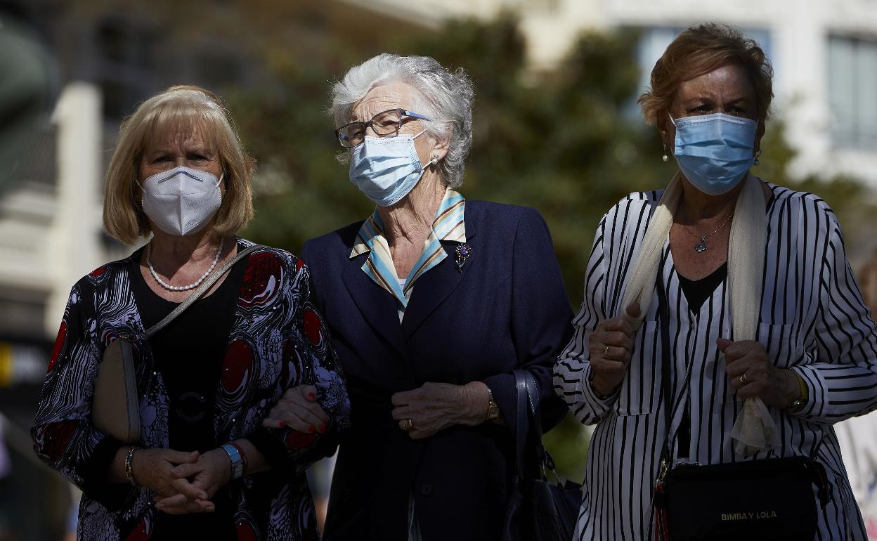 Tres mujeres paseando por Valencia. 