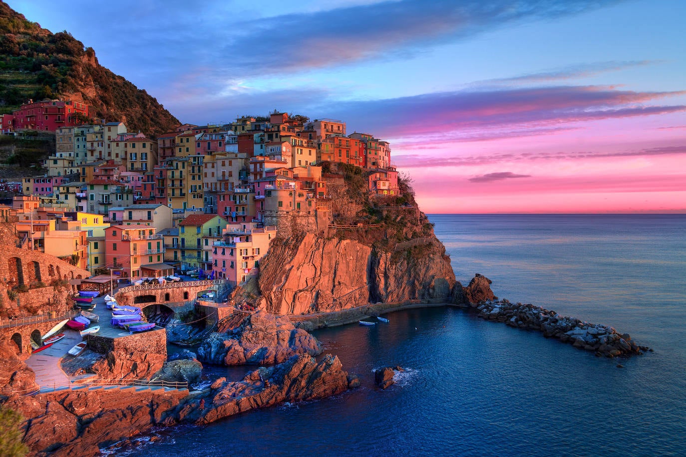 10.- Cinque Terre (Italia) | Casas multicolores, barcas locales y lujosos yates flotando en sus azuladas aguas y playas de arenas finas son las protagonistas del lugar.