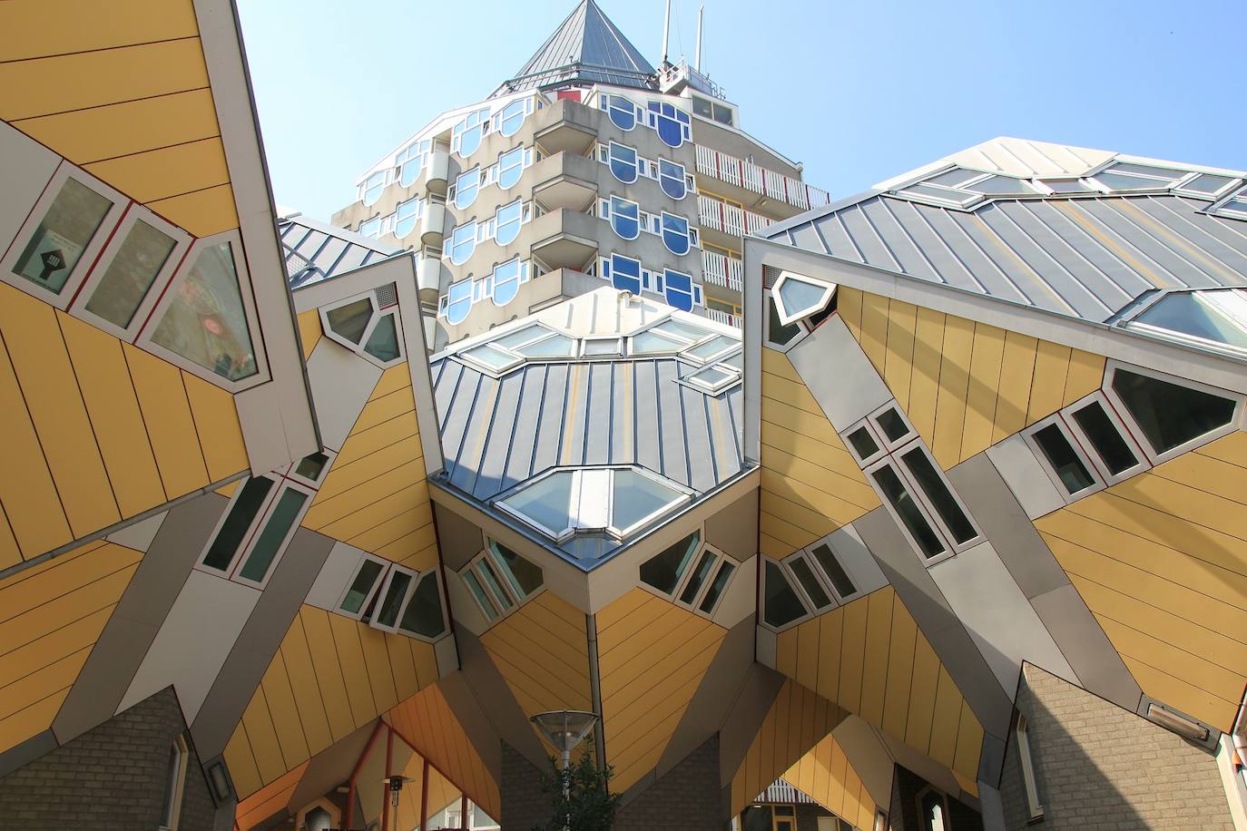 11.- Casa-museo Kijk-Kubus (Róterdam, Países Bajos) | Esta obra obra arquitectónica innovadora es obra de Piet Blom y se encuentra en la urbanización Overblaak.
