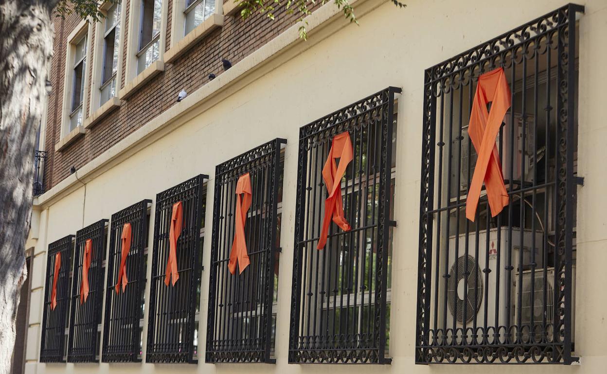 Lazos naranjas en la fachada del colegio Agustinos de Valencia en señal de protesta contra la Lomloe. 