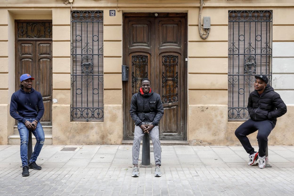 Ousman, Jamui y Moses, miembros de la Asociación Aquarius Supervivientes 2018, el viernes, junto a su sede en el barrio de Patraix. 