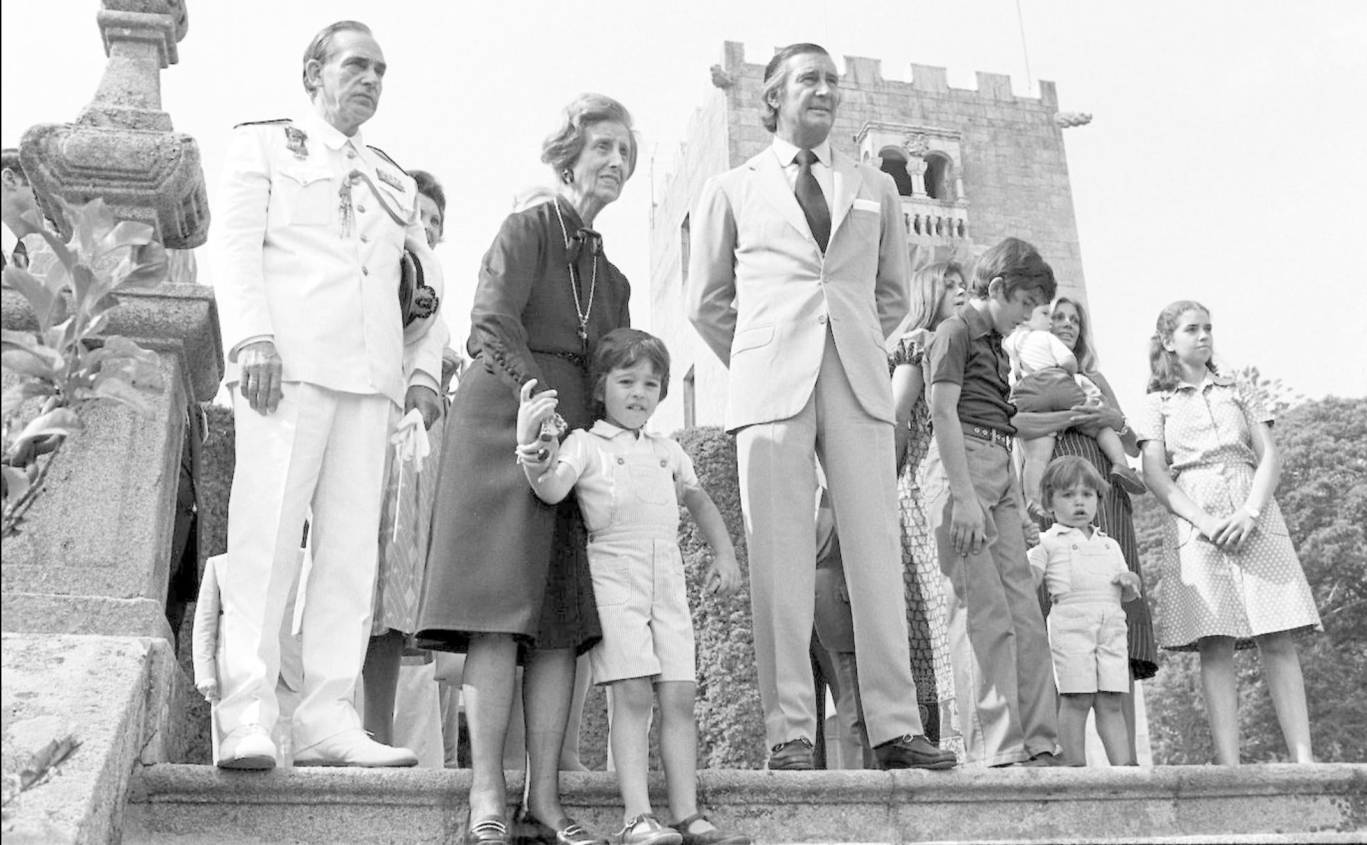 Carmen Polo posa con varios de sus nietos y bisnietos en la entrada del Pazo de Meirás.