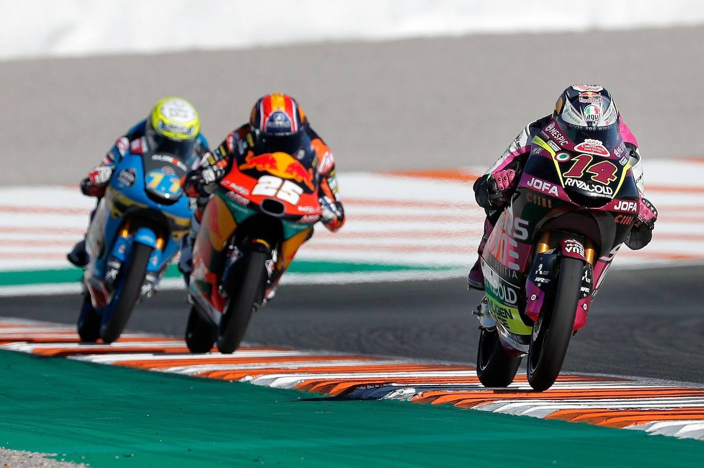 Este domingo se disputan las carreras de MotoGP del Gran Premio de la Comunitat Valenciana en el circuito Ricardo Tormo de Cheste, una competición marcada por la pandemia y las gradas vacías. 