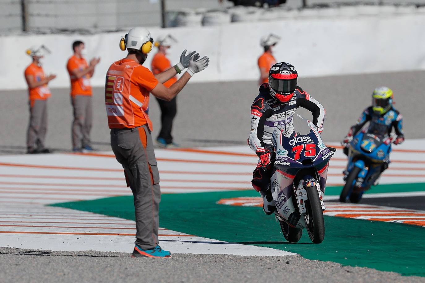 Este domingo se disputan las carreras de MotoGP del Gran Premio de la Comunitat Valenciana en el circuito Ricardo Tormo de Cheste, una competición marcada por la pandemia y las gradas vacías. 