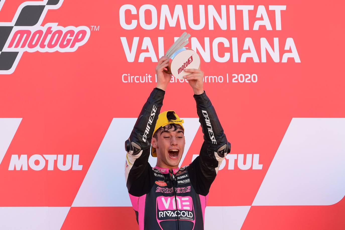 Este domingo se disputan las carreras de MotoGP del Gran Premio de la Comunitat Valenciana en el circuito Ricardo Tormo de Cheste, una competición marcada por la pandemia y las gradas vacías. 