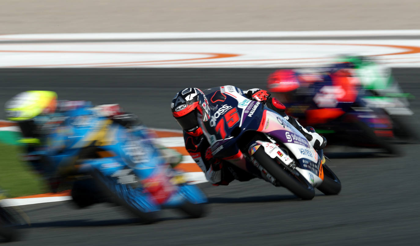 Este domingo se disputan las carreras de MotoGP del Gran Premio de la Comunitat Valenciana en el circuito Ricardo Tormo de Cheste, una competición marcada por la pandemia y las gradas vacías. 