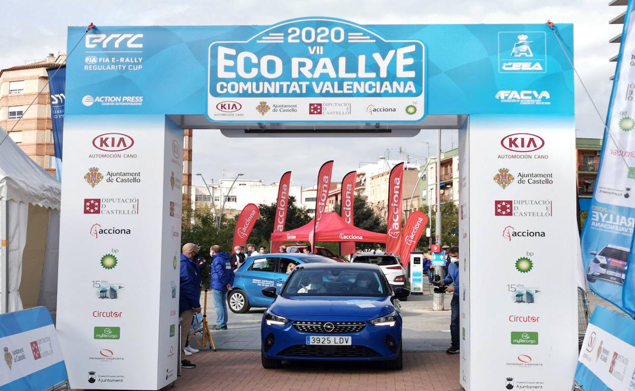 Salida del Eco Rallye con un Opel Corsa eléctrico.