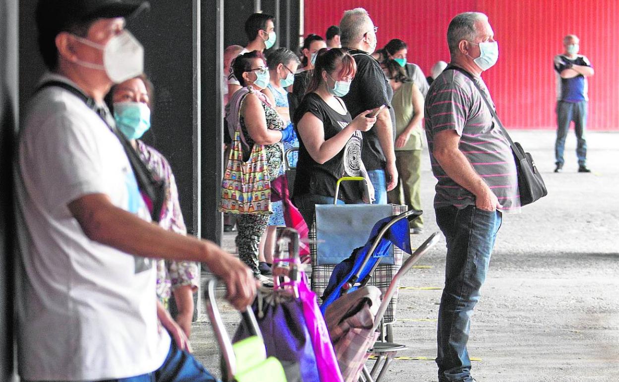 Reparto de comida en los bajos de Mestalla.