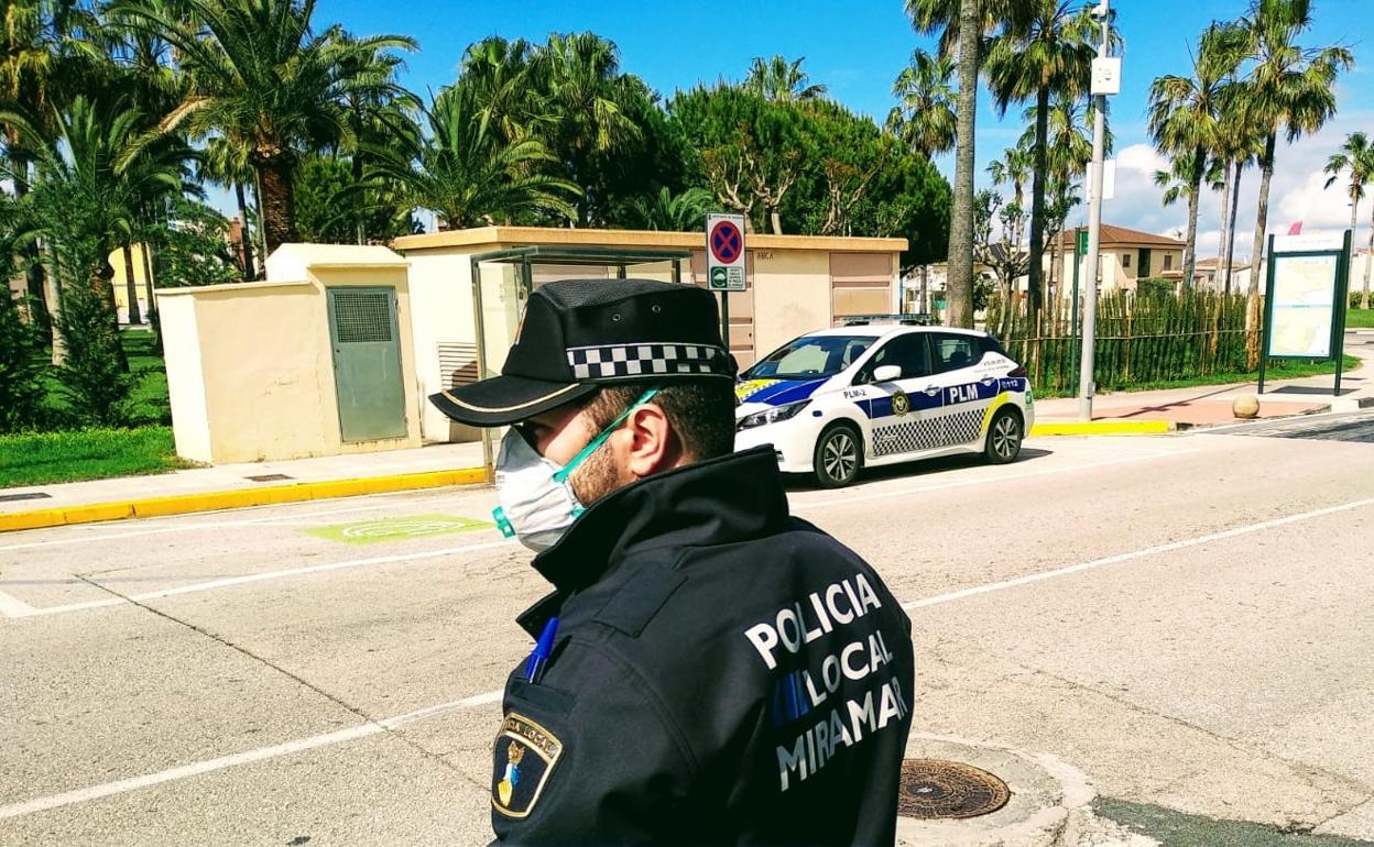 El policía que salvó la vida a un hombre con la utilización de un desfibrilador. 