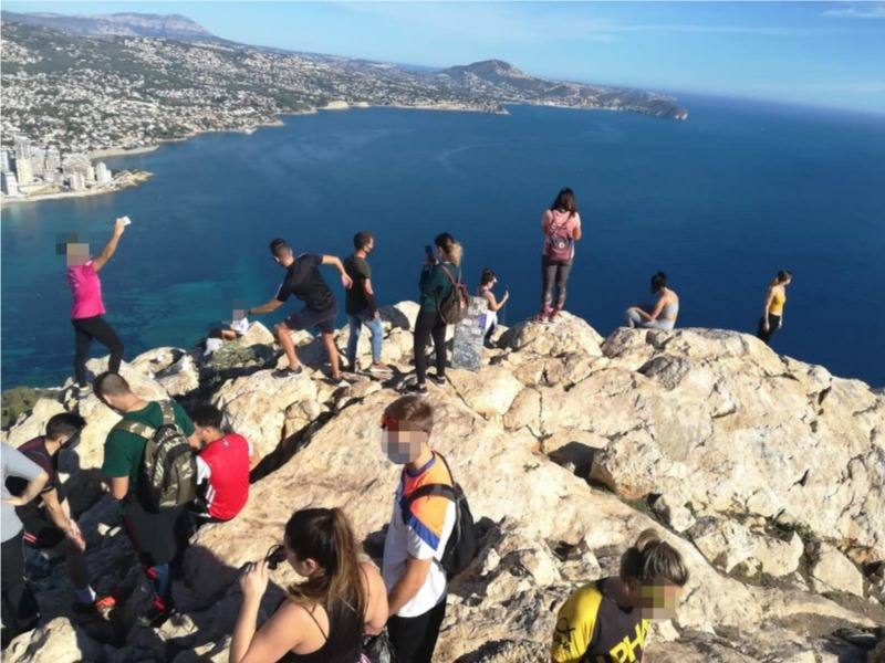 Los visitantes al paraje natural del Peñón d'Ifach alertan de la falta de control en los accesos para regular el aforo a la cumbre debido al Covid