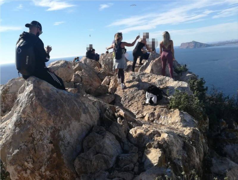 Los visitantes al paraje natural del Peñón d'Ifach alertan de la falta de control en los accesos para regular el aforo a la cumbre debido al Covid