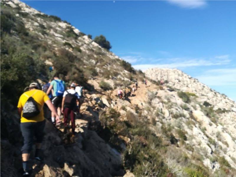 Los visitantes al paraje natural del Peñón d'Ifach alertan de la falta de control en los accesos para regular el aforo a la cumbre debido al Covid