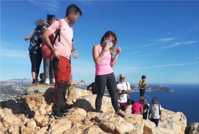 Los visitantes al paraje natural del Peñón d'Ifach alertan de la falta de control en los accesos para regular el aforo a la cumbre debido al Covid