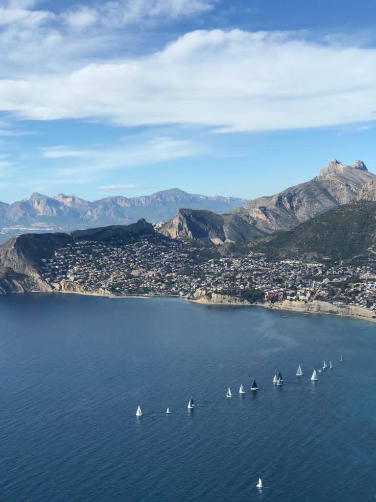Los visitantes al paraje natural del Peñón d'Ifach alertan de la falta de control en los accesos para regular el aforo a la cumbre debido al Covid