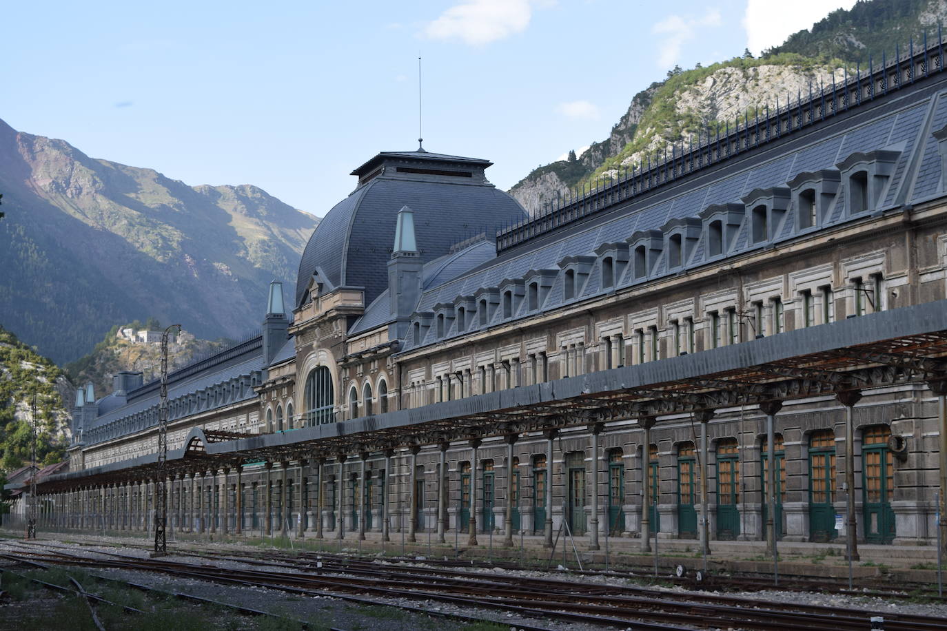 Esta impresionante construcción abandonada en Aragón es una de las estaciones de tren más impactantes de Europa. Y También de las que ponen los pelos de punta. A pesar del lujo de su fachada, ahora marcada por el paso del tiempo, su historia está marcada por desgracias y accidentes. 