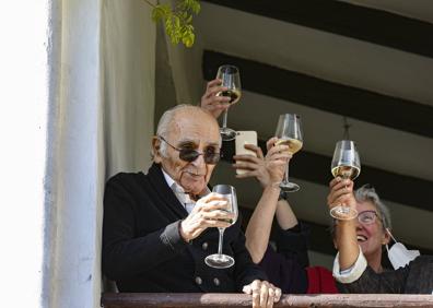 Imagen secundaria 1 - Brines brinda por el premio Cervantes