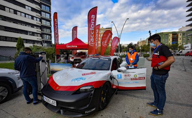 El Porsche Taycan acaparó muchas miradas.