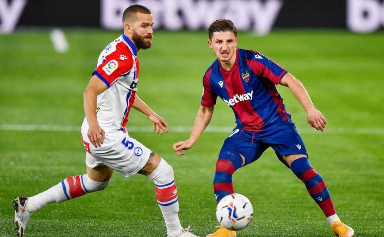 Bardhi, durante el partido contra el Alavés. 