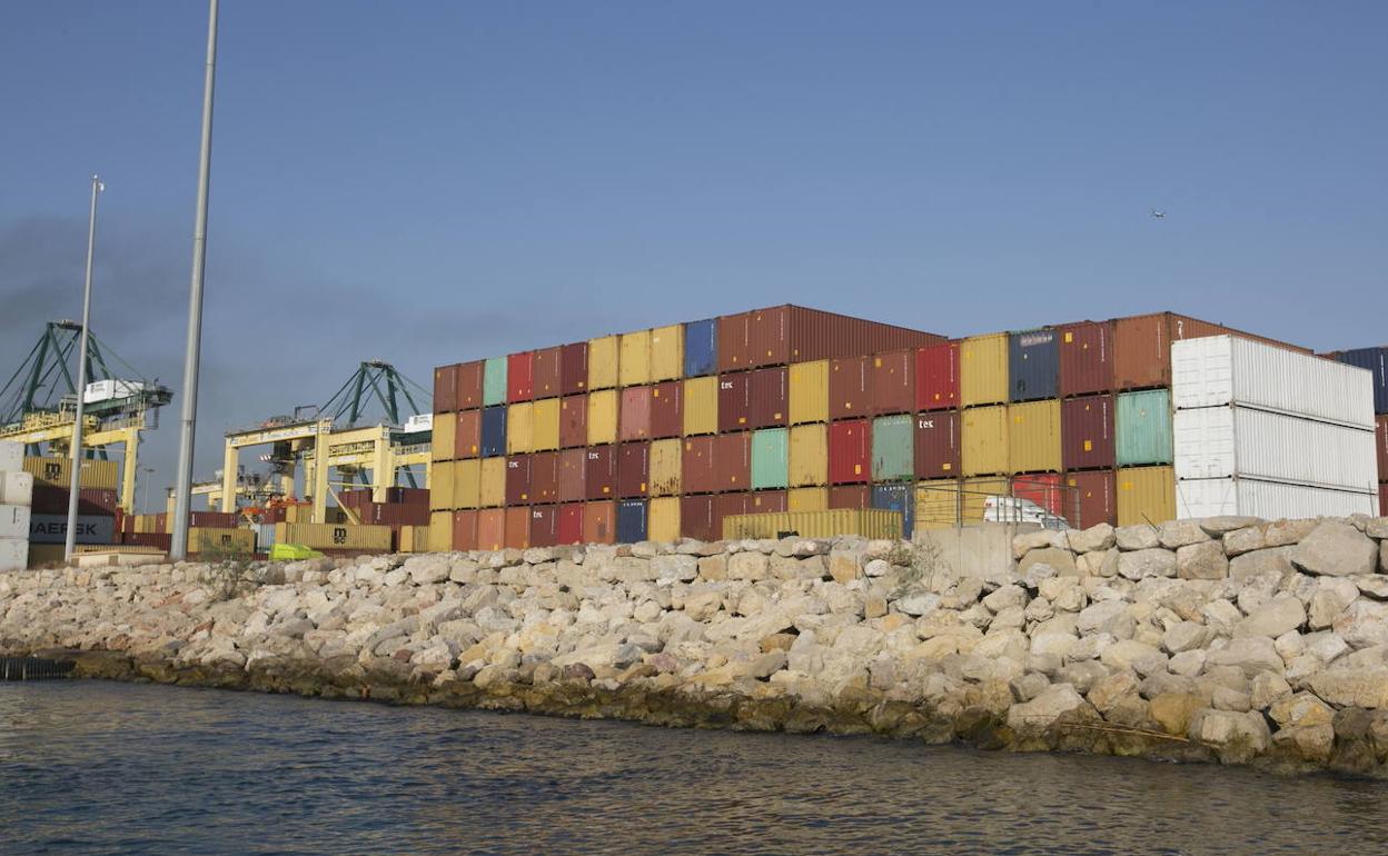 Contenedores de mercancías en el puerto de Valencia. 