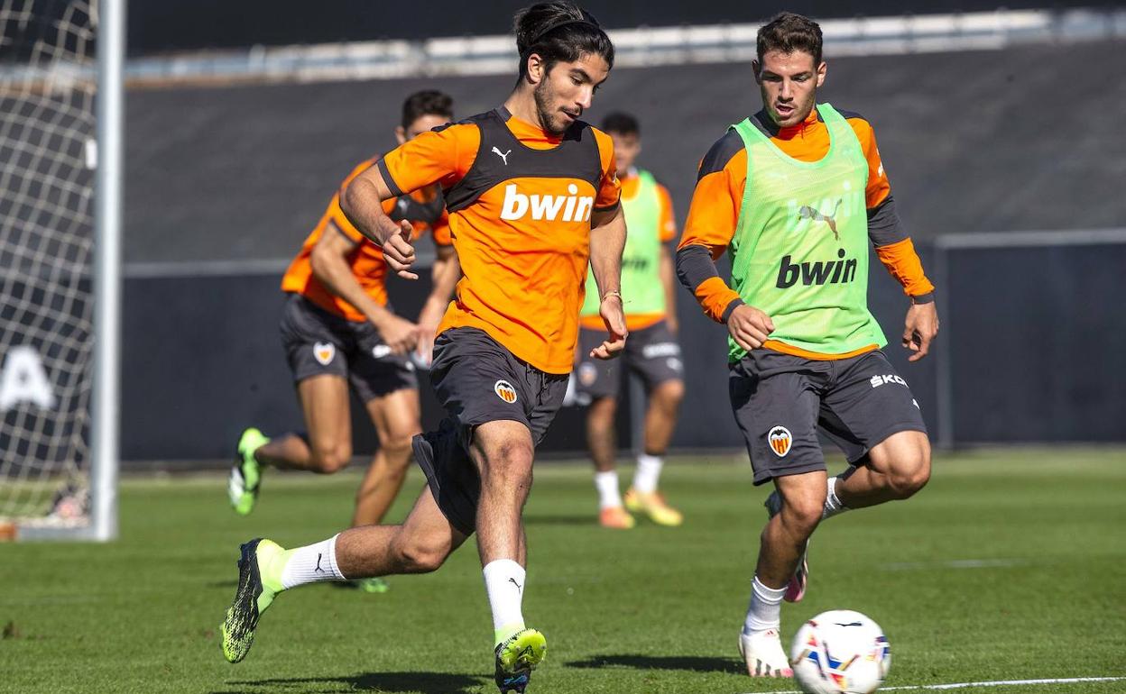 Carlos Soler y Manu Vallejo se disputan el esférico en la sesión preparatoria de esta mañana. 