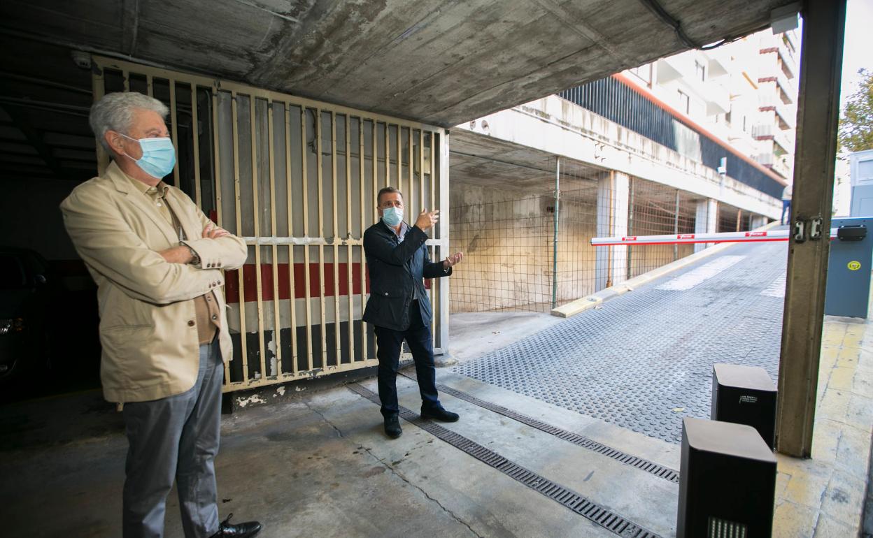 Fernando Mut y Salvador Gregori visitan el parking del Centre Històric.  