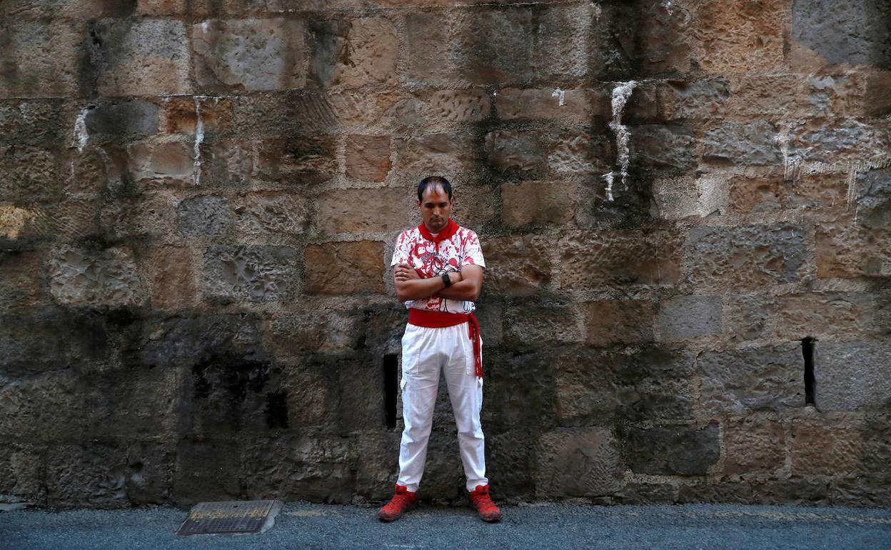 Un corredor espera en los Sanfermines, en una imagen de archivo. 