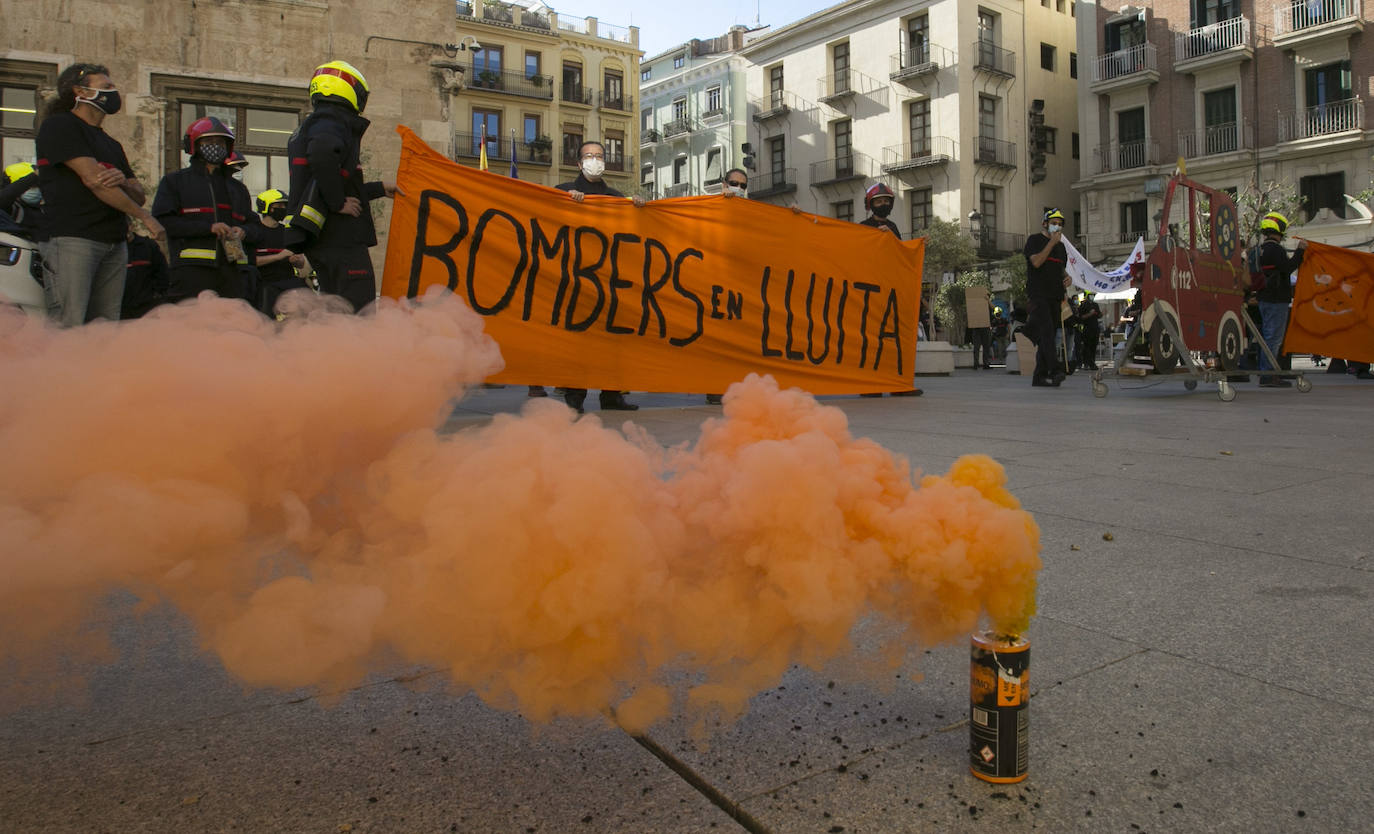 Los bomberos del Consorcio Provincial de Valencia han protestado este martes por las calles de Valencia para pedir la dimisión de la actual dirección nombrada por Compromís.