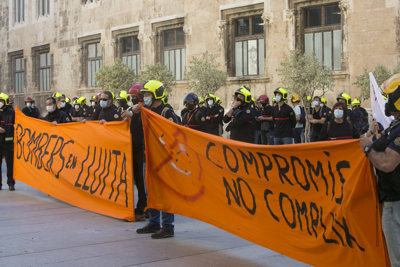 Los bomberos del Consorcio Provincial de Valencia han protestado este martes por las calles de Valencia para pedir la dimisión de la actual dirección nombrada por Compromís.