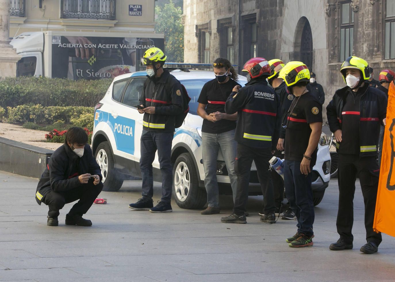 Los bomberos del Consorcio Provincial de Valencia han protestado este martes por las calles de Valencia para pedir la dimisión de la actual dirección nombrada por Compromís.